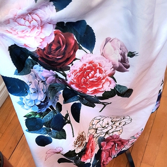 Floral Silky Maxi Florals Dress. Size 3 XL - Picture 5 of 7